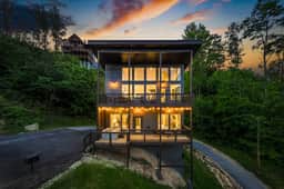 Mountain Modern Couples Retreat Hot-Tub Views