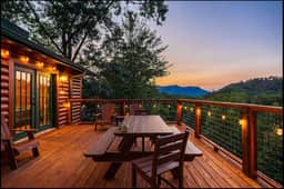 MTN Views| Hot Tub| Pet Friendly| Mins to town