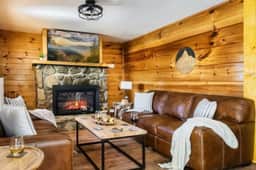 MTN Views| Hot Tub| Pet Friendly| Mins to town