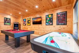 4 bd Smoky Mtn Lodge | Game Room Hot-Tub Firetable