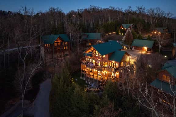 Grand Views|3 King suites|Arcade|Theatre|Hot-tub - Image 1