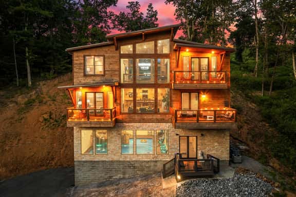 This stunning modern cabin sleeps 25 people and has lots of parking. 5 cars fit without blocking each other in, but can fit several more if blocking other cars in. You can also continue to park up the long driveway if needed for additional cars