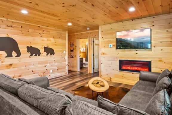 City Bear Lodge | Dwtn Gatlinburg Hot Tub + Games - Image 1