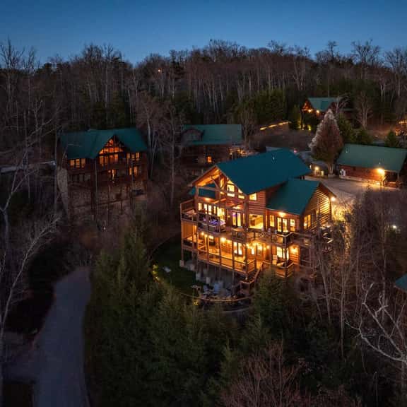 Grand Views|3 King suites|Arcade|Theatre|Hot-tub - Image 1