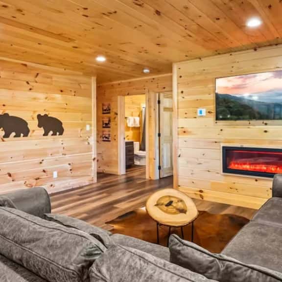City Bear Lodge | Dwtn Gatlinburg Hot Tub + Games - Image 1