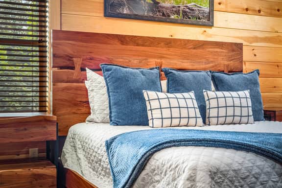 4 bd Smoky Mtn Lodge | Game Room Hot-Tub Firetable