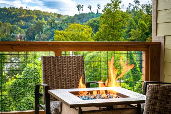 4 bd Smoky Mtn Lodge | Game Room Hot-Tub Firetable